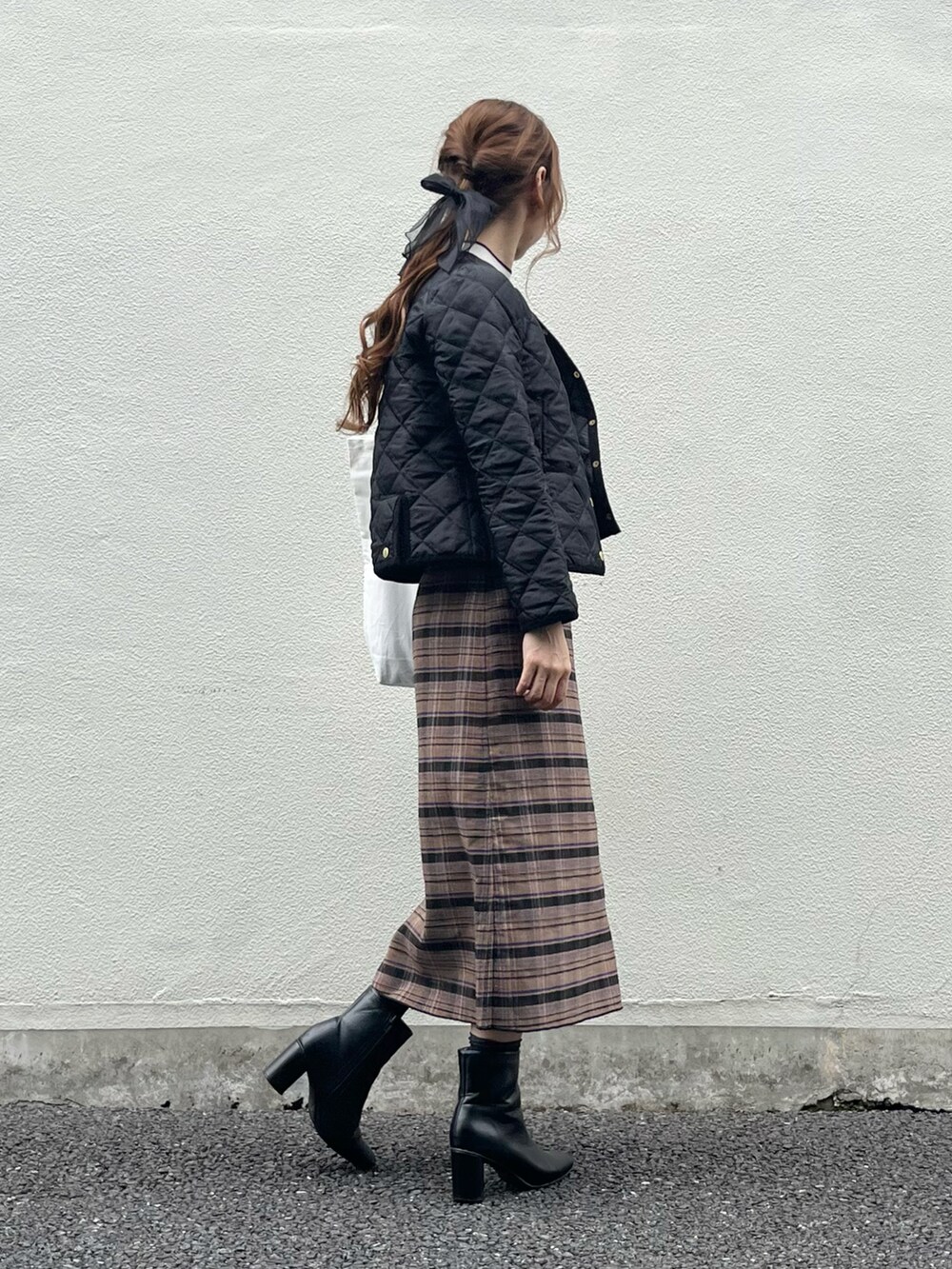 「Traditional Weatherwear、トラディショナルウェザーウエア、TWW、貴島明日香、チェックスカート、トートバッグ、アウター、キルティング、キルティングジャケット、ハイネック、シンプルスタイル、きれいめカジュアル、オトナ女子、お出かけコーデ、骨格ウェーブ」｜「Traditional WeatherwearのWAVE LOGO GSST TOTE（トートバッグ、ホワイト系）」を使った、syrupさん（レディース・162cm）の秋コーディネートの3枚目の写真