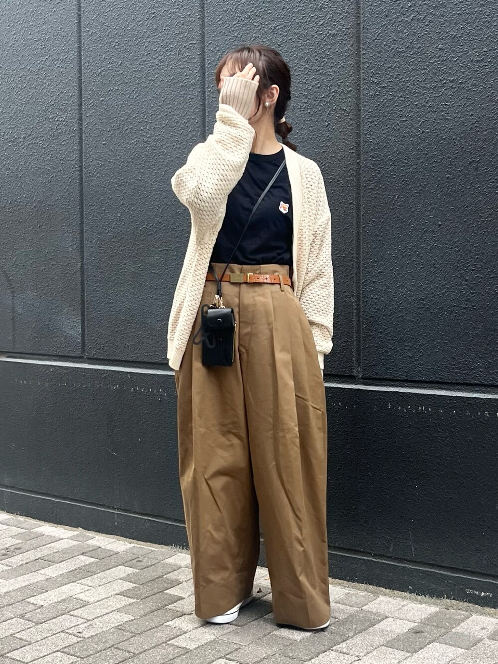 ブラック系のTシャツ/カットソー、ホワイト系のカーディガン/ボレロ、ブラック系のショルダーバッグを着用したレディースの秋コーディネートの3枚目の写真