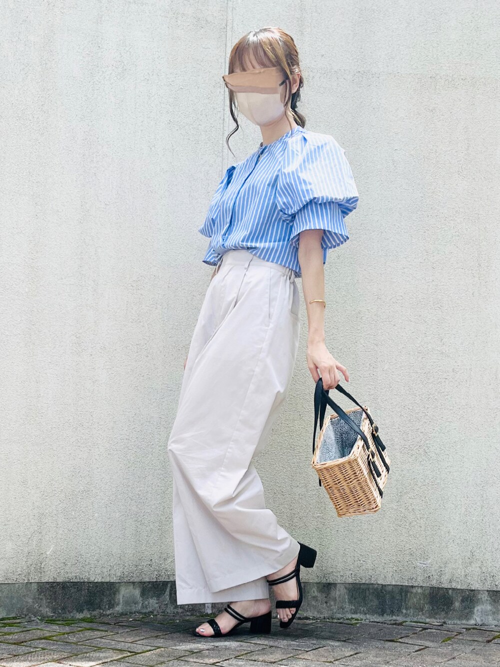 ベージュ系のバッグ、グレー系のその他パンツ、ブラック系のサンダルを着用したレディースの夏コーディネートの4枚目の写真