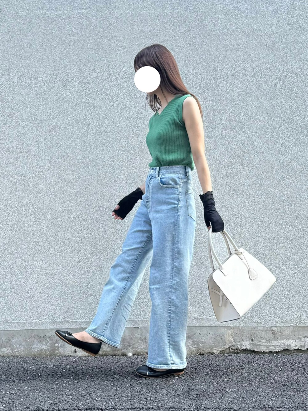 ベージュ系のトートバッグ、ブラック系のバレエシューズ、ブルー系のその他パンツを着用したレディースの秋コーディネートの2枚目の写真