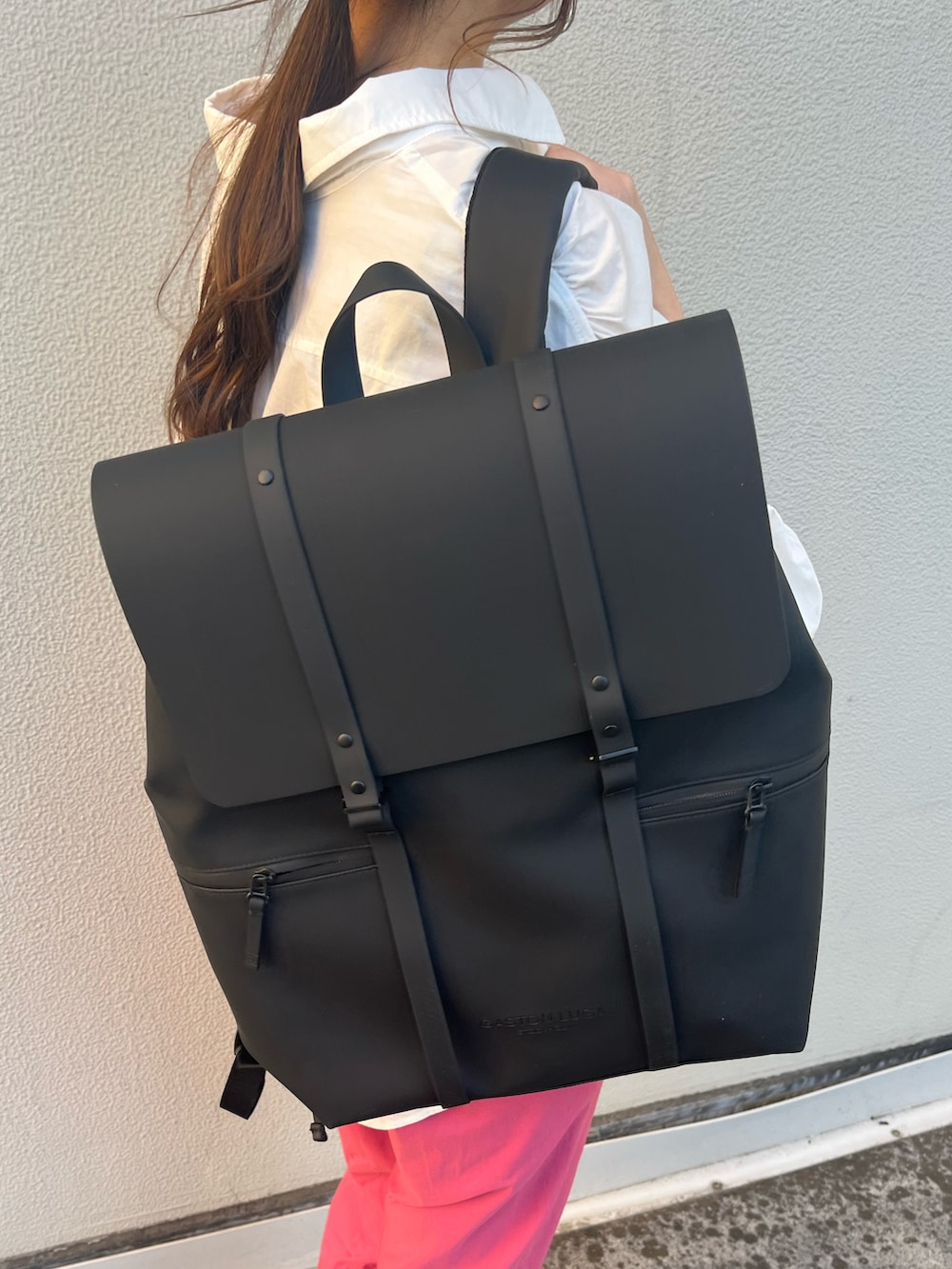 ブラック系のバックパック/リュック、ホワイト系のシャツ/ブラウス、ピンク系のその他パンツを着用したレディースの春コーディネートの5枚目の写真