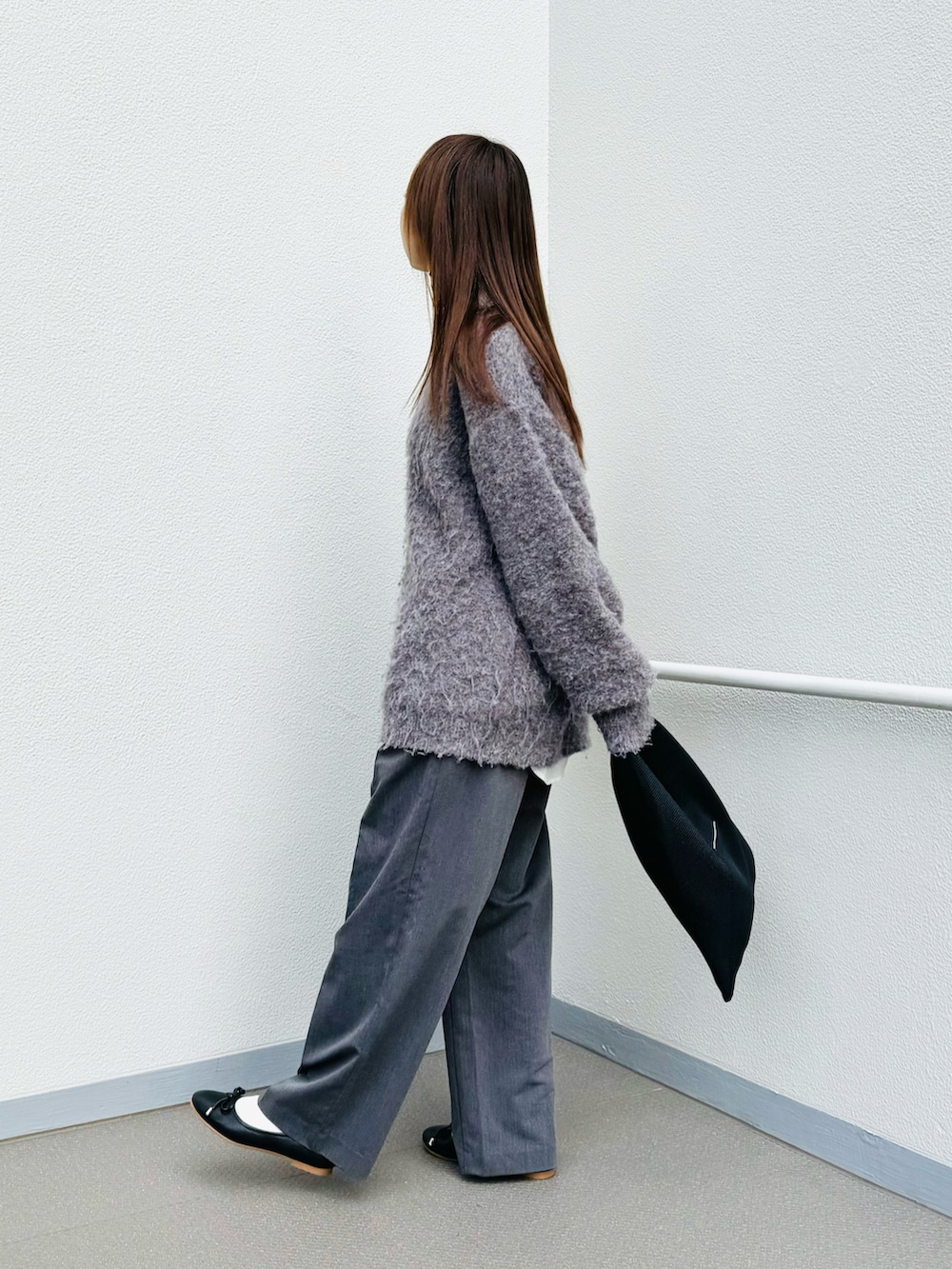 ブラック系のトートバッグ、ブラック系のバレエシューズ、グレー系のその他パンツを着用したレディースの冬コーディネートの2枚目の写真