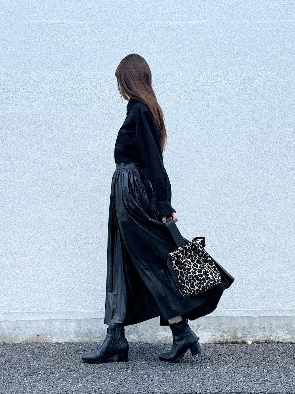 ブラック系のブーツ、ブラウン系のハンドバッグ、ブラック系のシャツ/ブラウスを着用したレディースの秋コーディネートの5枚目の写真