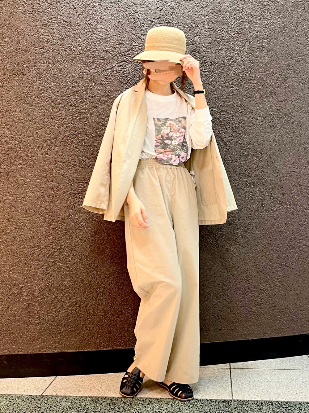 ベージュ系のテーラードジャケット、ブラック系のサンダル、ホワイト系のTシャツ/カットソーを着用したレディースの春コーディネートの2枚目の写真