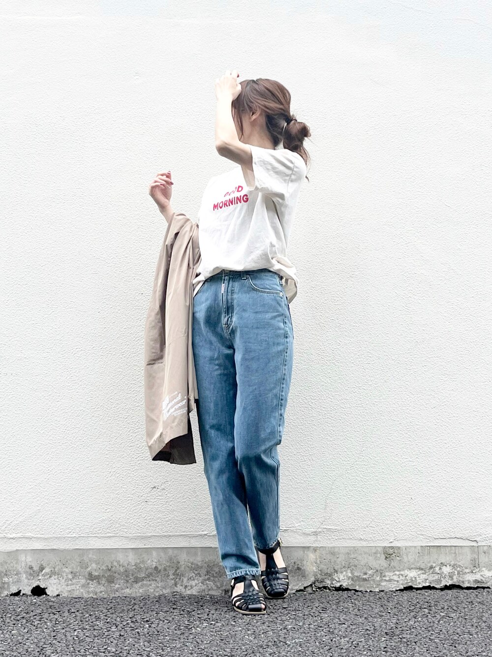 ブルー系のデニムパンツ、ホワイト系のTシャツ/カットソー、ブラック系のサンダルを着用したレディースの春コーディネートの5枚目の写真