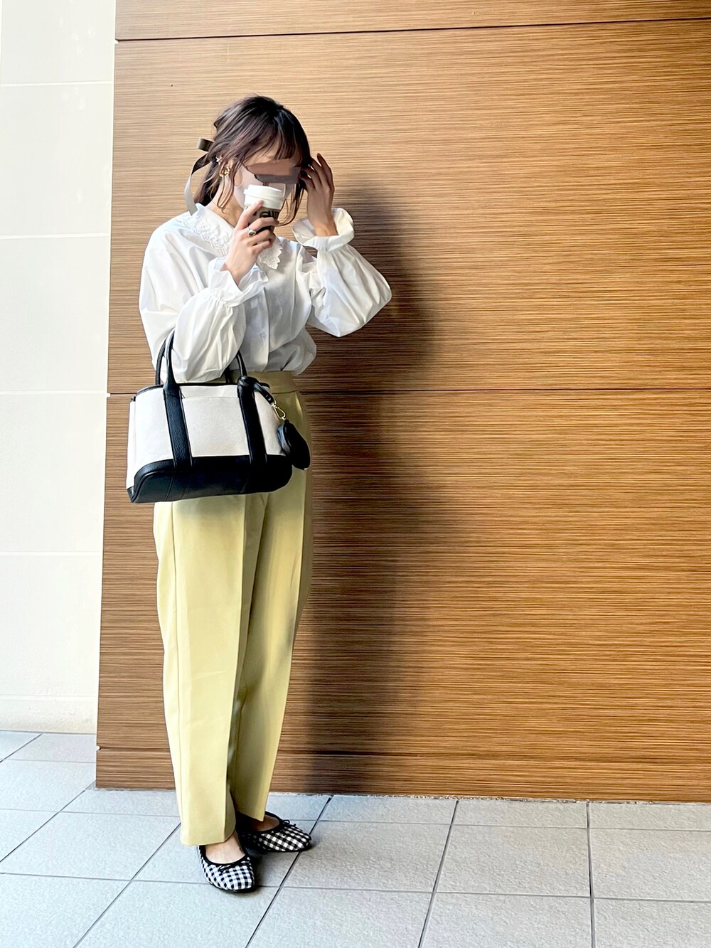 ブラック系のトートバッグ、ホワイト系のシャツ/ブラウス、イエロー系のその他パンツを着用したレディースの冬コーディネートの2枚目の写真