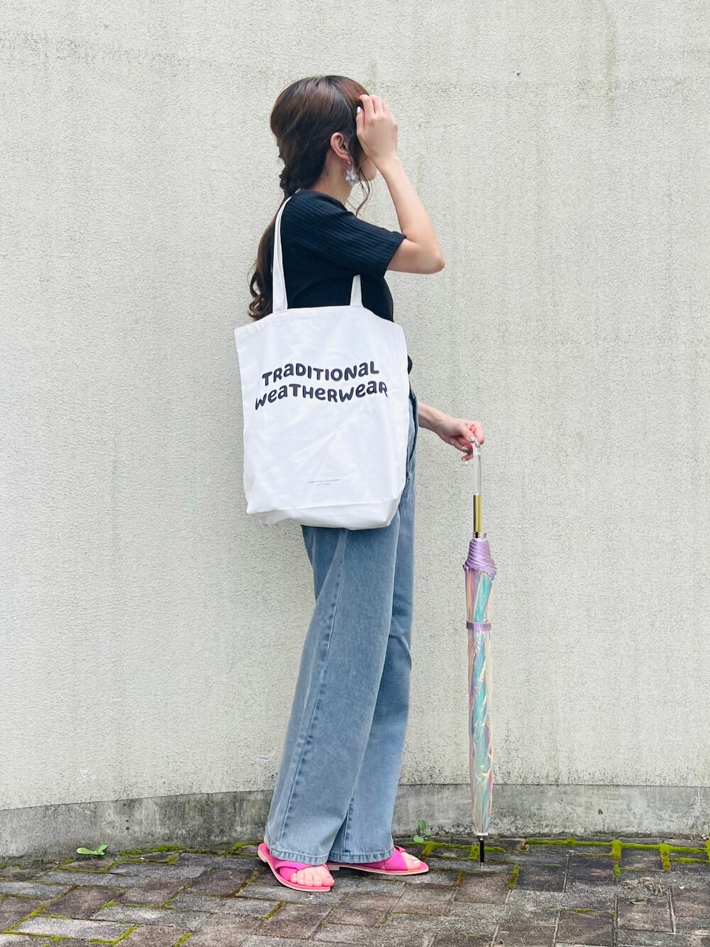 ホワイト系のトートバッグ、ピンク系のサンダル、ブラック系のTシャツ/カットソーを着用したレディースの夏コーディネートの3枚目の写真