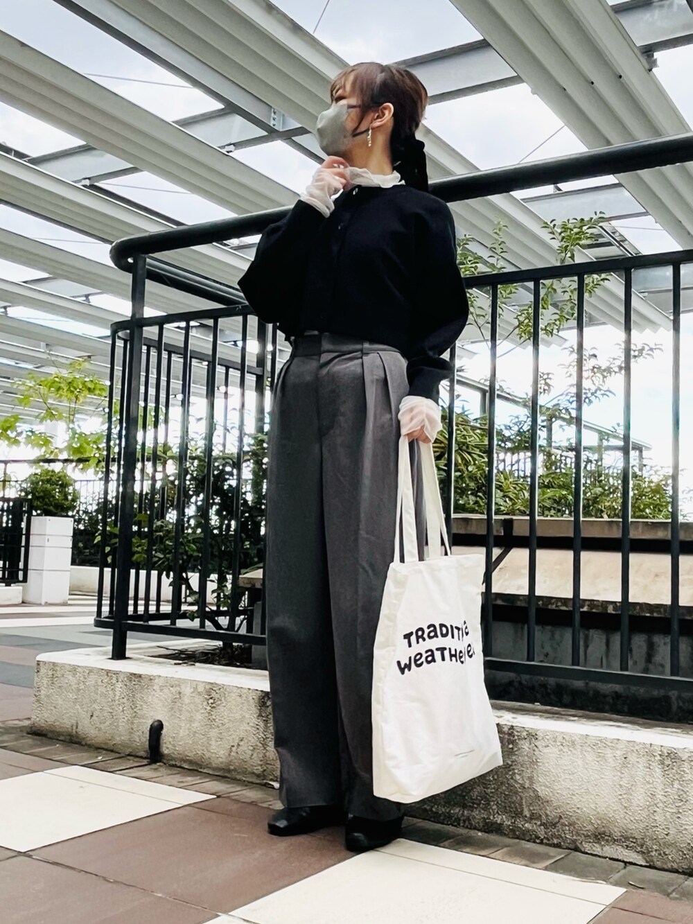 「休日コーデ、トートバッグ、モノトーン、Traditional Weatherwear、秋のコーデ、シンプルコーデ、ショート丈トップス、カーディガン、大人コーデ、グレー、骨格ウェーブ、着回しコーデ、パンツスタイル、スラックスパンツ」｜「Traditional WeatherwearのWAVE LOGO GSST TOTE（トートバッグ、ホワイト系）」を使った、syrupさん（レディース・162cm）の秋コーディネートの3枚目の写真