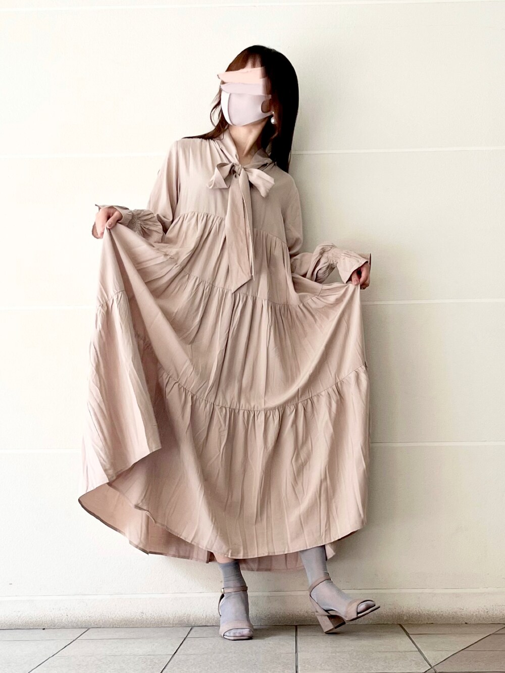 ベージュ系のワンピース、グレー系のサンダル、ブルー系のソックス/靴下を着用したレディースの冬コーディネートの4枚目の写真