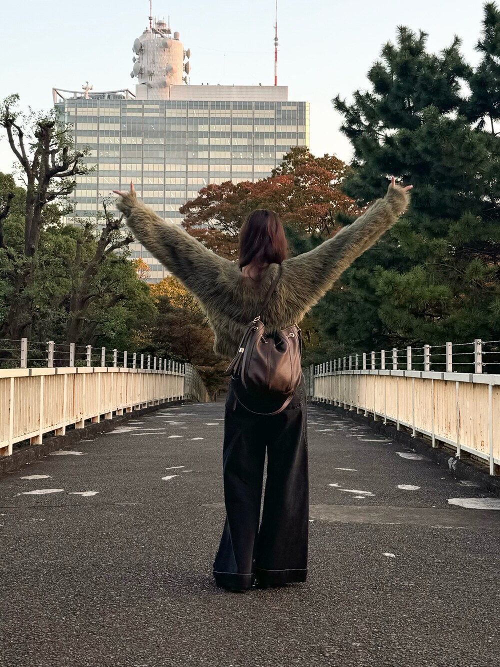「オトナ女子、秋コーデ、シャギーニット、カーディガン、GU、rokh、デニム、パンツスタイル、パンツコーデ」｜「Te chichiの【Atelier Militaire】フェザーカーディガン（カーディガン/ボレロ、グリーン系）」を使った、syrupさん（レディース・162cm）の秋コーディネートの2枚目の写真