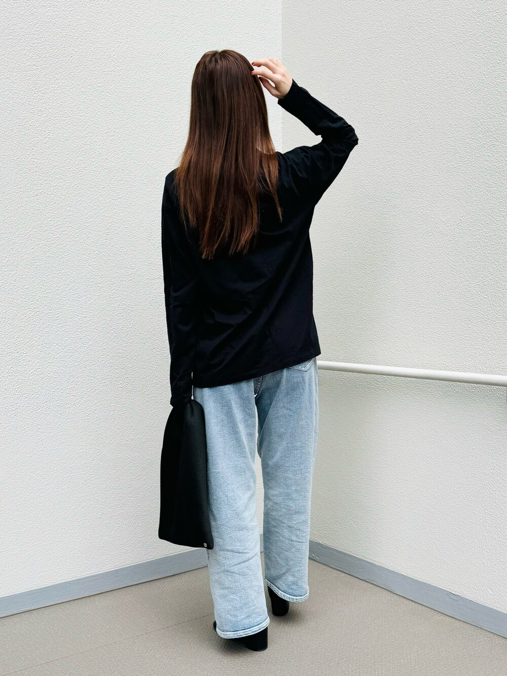 ブラック系のTシャツ/カットソー、ブラック系のトートバッグ、ブルー系のその他パンツを着用したレディースの春コーディネートの3枚目の写真