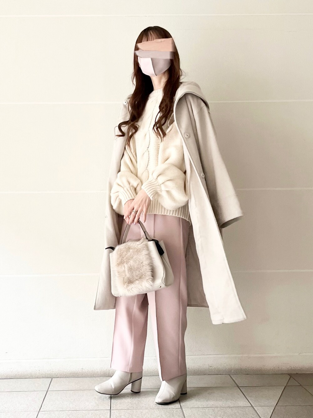 ホワイト系のニット/セーター、ピンク系のその他パンツ、ホワイト系のブーツを着用したレディースの冬コーディネートの3枚目の写真