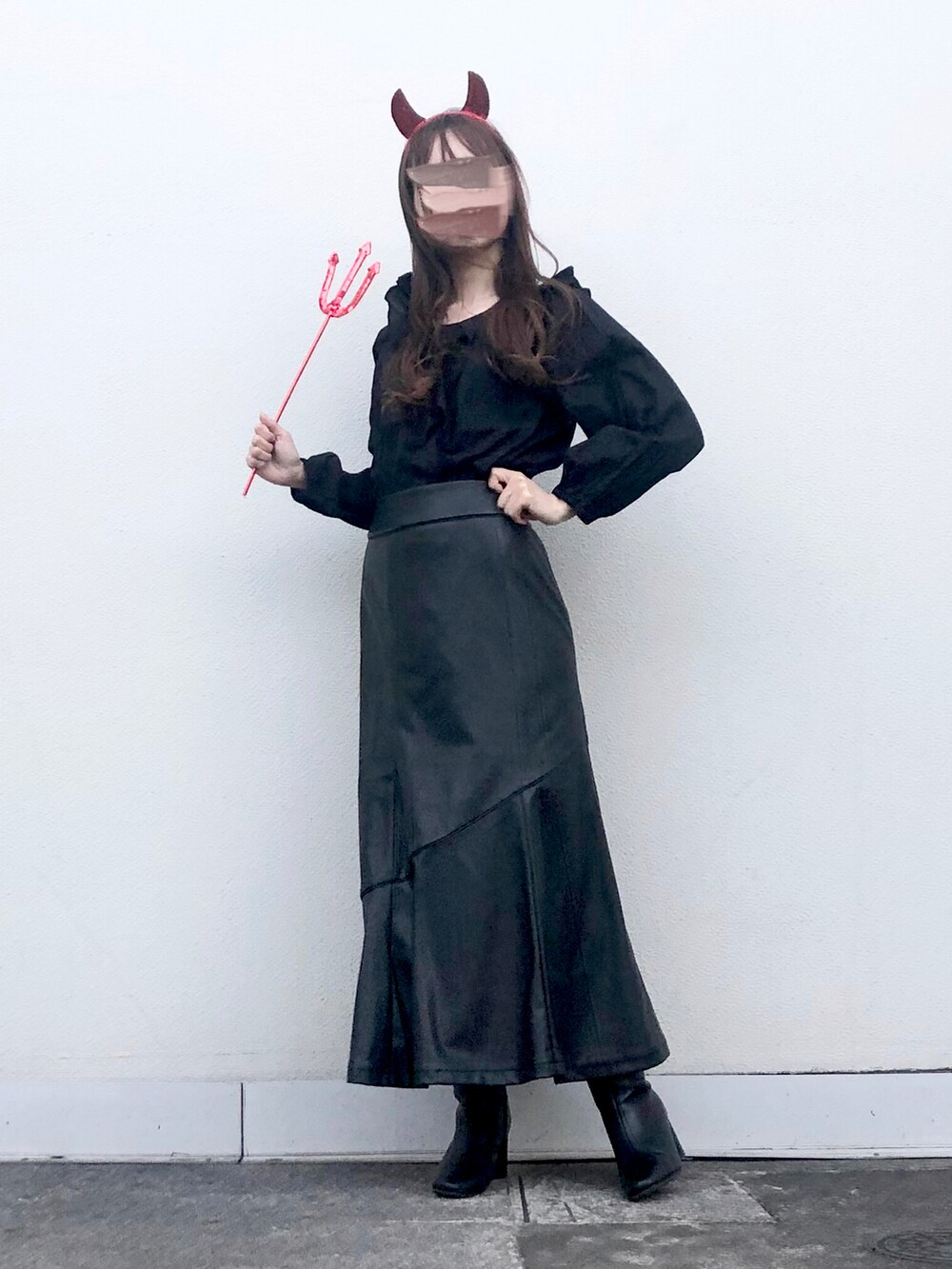 「ブーツ、シンプル、ブラック、ワントーンコーデ、ブラックコーデ、オールブラック、レザースカート、ハロウィン、ロングスカート、休日スタイル、キレイめ、マーメイドスカート、フェイクレザー、COTORICA.、wearhalloween2021」｜「Lugnoncureのフリルブラウス（シャツ/ブラウス、ブラック系）」を使った、syrupさん（レディース・162cm）の秋コーディネートの3枚目の写真