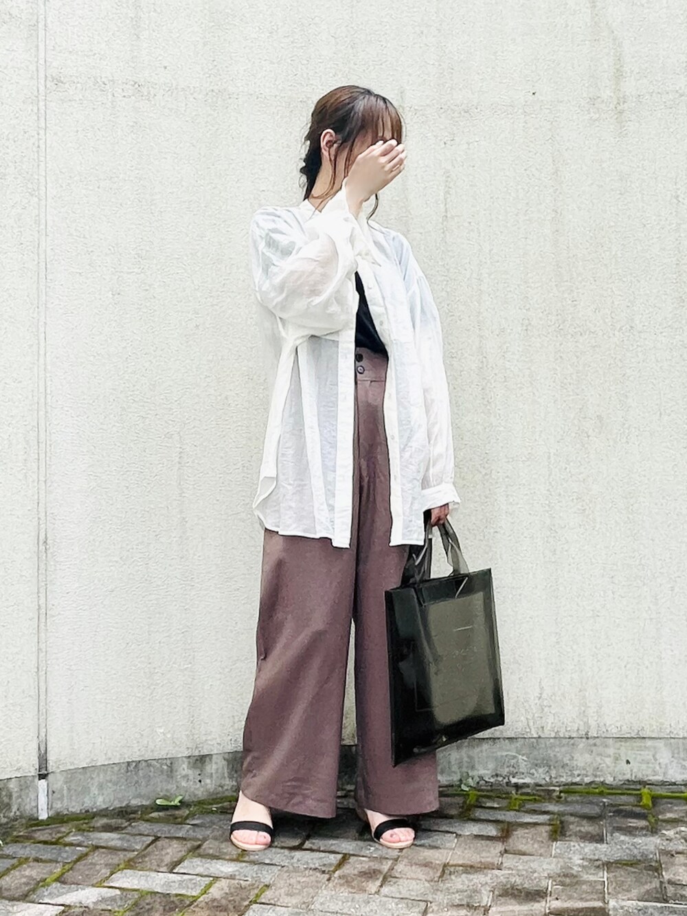 ブラック系のトートバッグ、ブラック系のサンダル、ブラウン系のその他パンツを着用したレディースの夏コーディネートの3枚目の写真