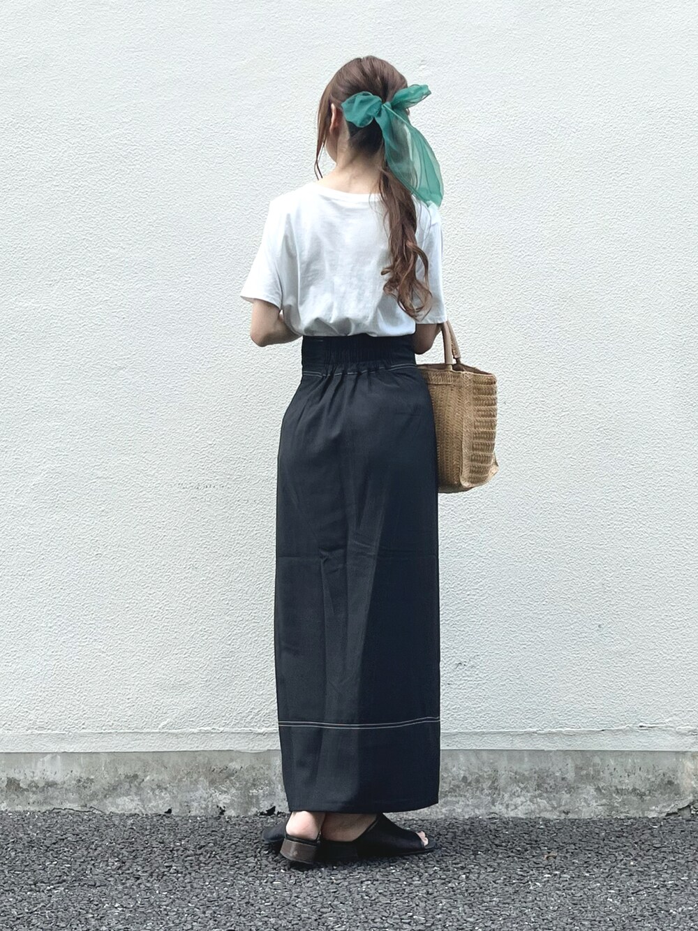 ブラック系のスカート、ホワイト系のTシャツ/カットソー、ブラック系のその他シューズを着用したレディースの夏コーディネートの3枚目の写真