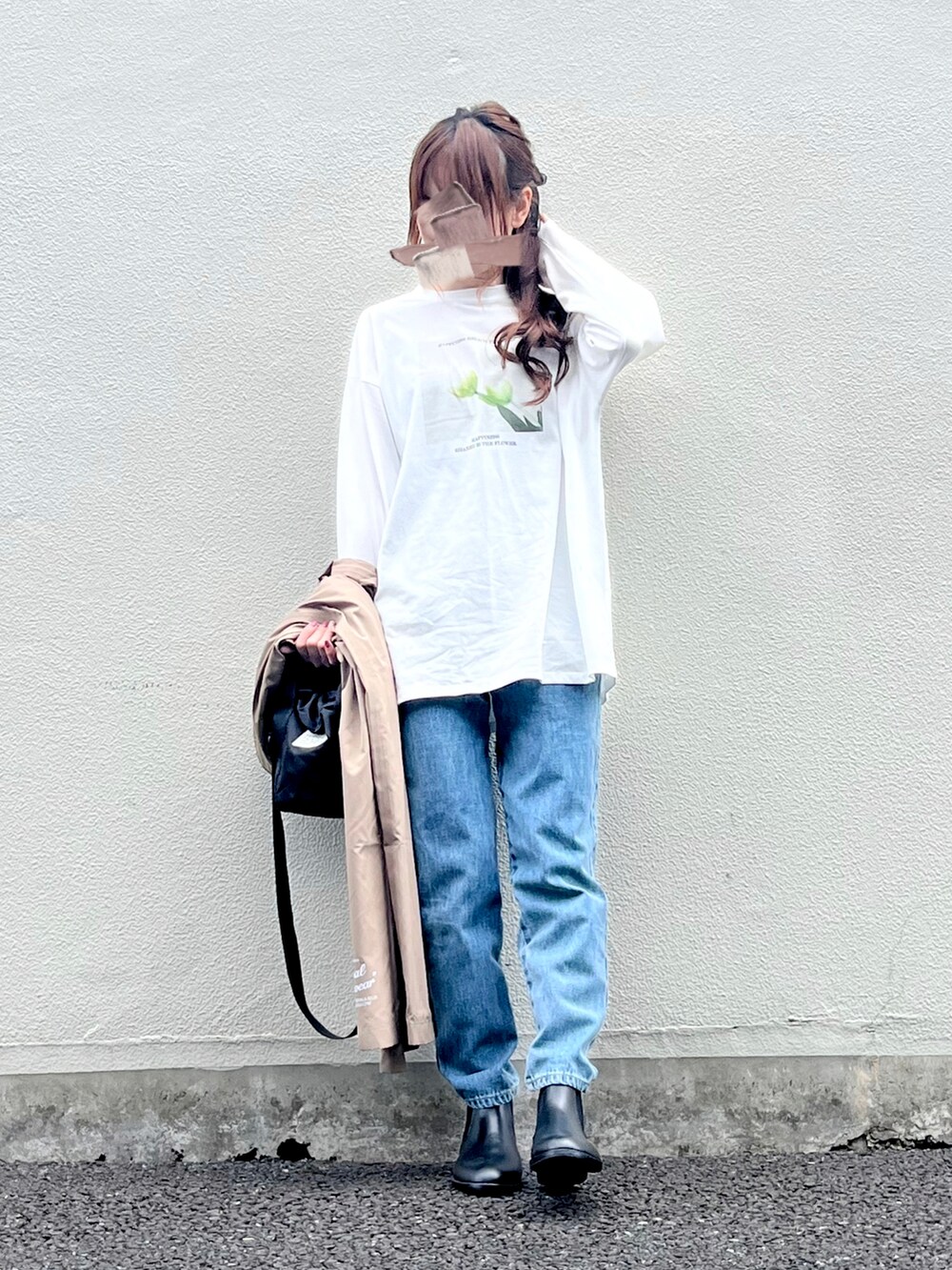 ブラック系のレインシューズ、ブルー系のデニムパンツ、ホワイト系のTシャツ/カットソーを着用したレディースの春コーディネートの2枚目の写真