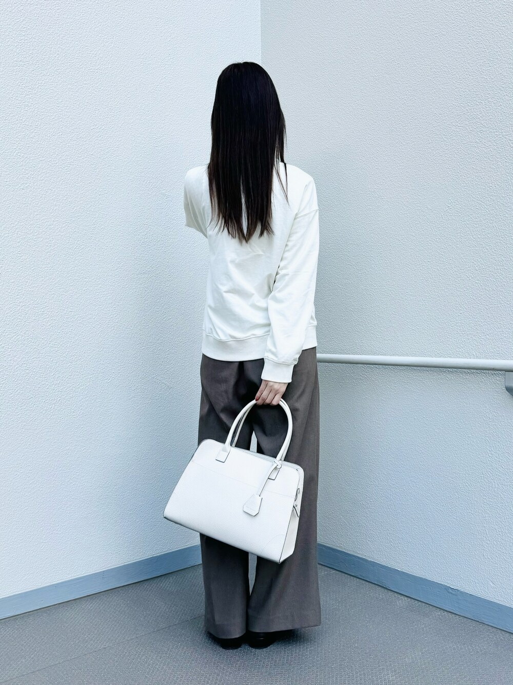 「春、パンツスタイル、Samansa Mos2 blue、quaranciel、大人カジュアル、ワイドパンツ、トートバッグ、ロゴスウェット、レース、clarks、レイヤード、骨格ウェーブ」｜「quarancielのquaranciel: A4 ステッチ トート（トートバッグ、ベージュ系）」を使った、syrupさん（レディース・162cm）の春コーディネートの4枚目の写真