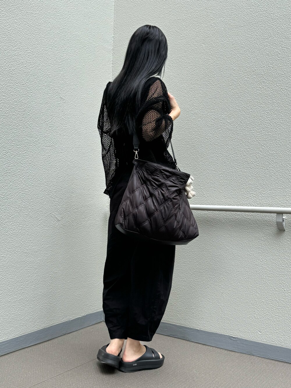 ブラック系のサンダル、ブラック系のその他トップス、ブラック系のタンクトップを着用したレディースの夏コーディネートの4枚目の写真