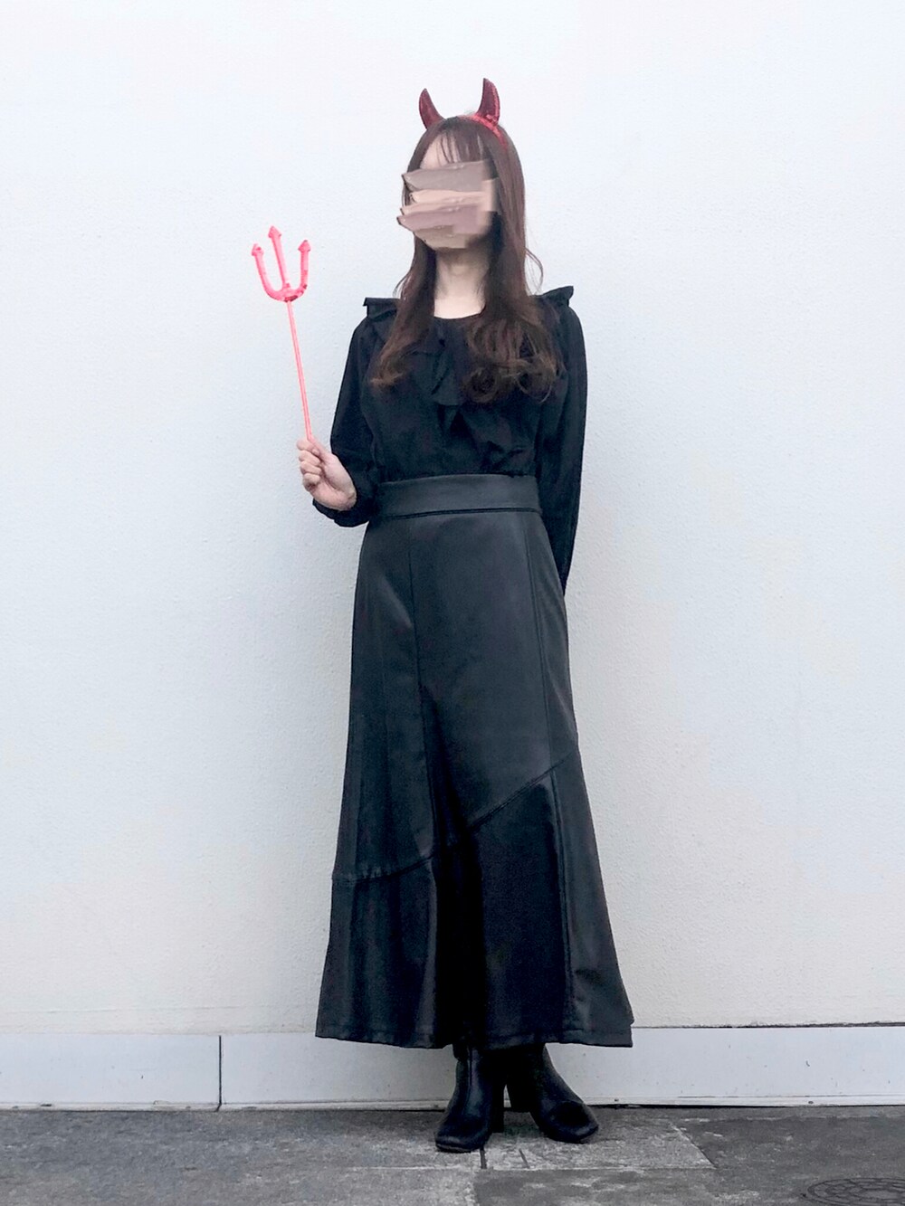 「ブーツ、シンプル、ブラック、ワントーンコーデ、ブラックコーデ、オールブラック、レザースカート、ハロウィン、ロングスカート、休日スタイル、キレイめ、マーメイドスカート、フェイクレザー、COTORICA.、wearhalloween2021」｜「Lugnoncureのフリルブラウス（シャツ/ブラウス、ブラック系）」を使った、syrupさん（レディース・162cm）の秋コーディネートの4枚目の写真