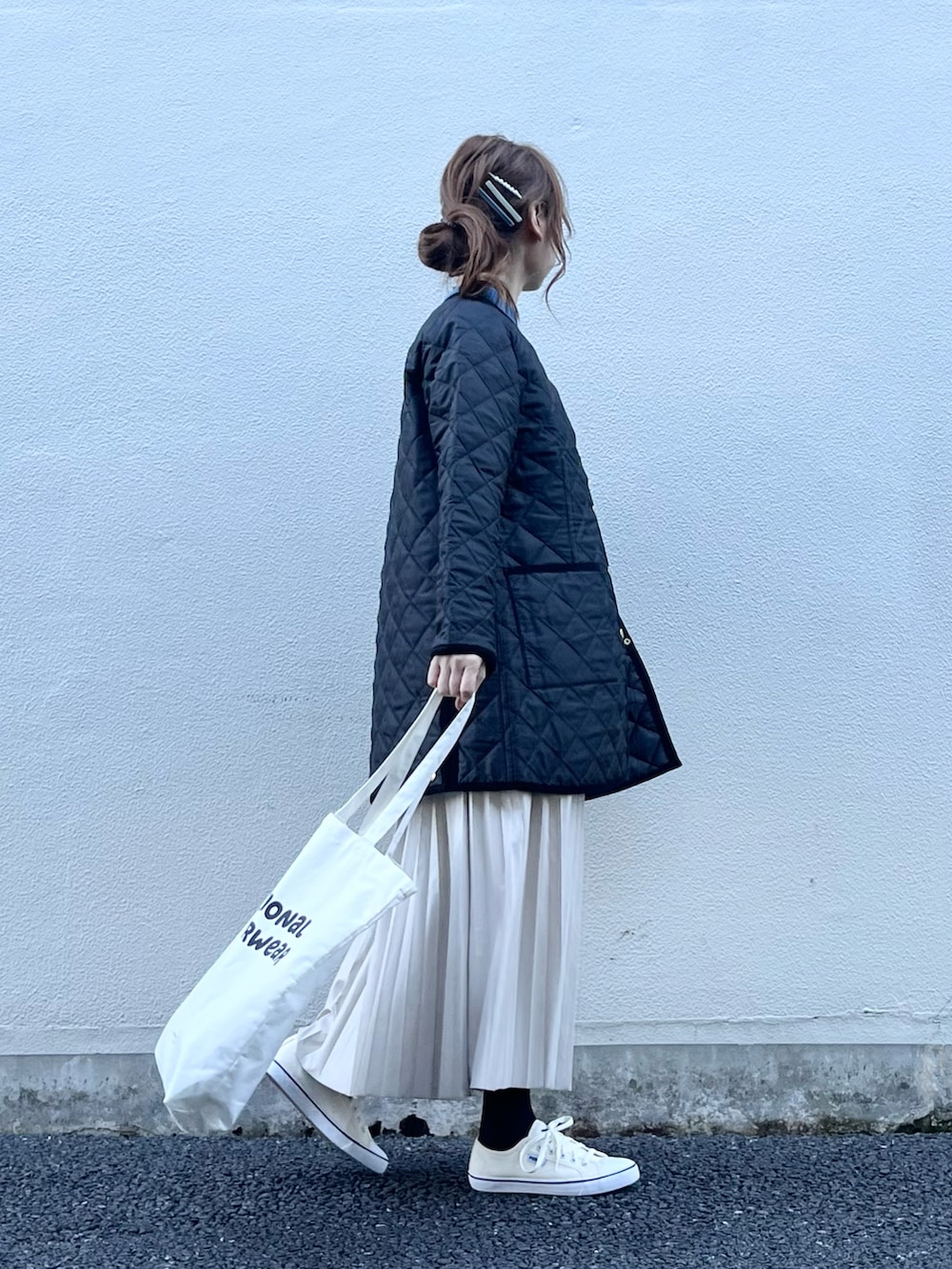 「Traditional Weatherwear、トラディショナルウェザーウエア、キルティング、キルティングジャケット、キルティングコート、トートバッグ、プリーツスカート、スニーカーコーデ、休日スタイル、きれいめカジュアル、カジュアルコーデ、ラクチンコーデ、シンプルコーデ、骨格ウェーブ、ゆったりコーデ」｜「Traditional WeatherwearのARKLEY MIDDLE（その他アウター、ブラック系）」を使った、syrupさん（レディース・162cm）の冬コーディネートの2枚目の写真