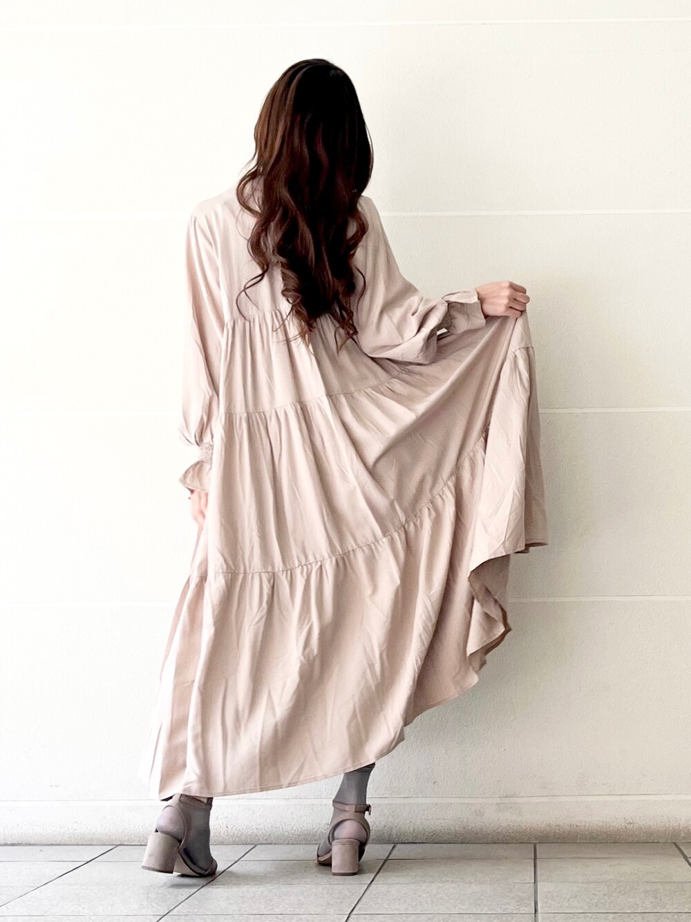 ベージュ系のワンピース、グレー系のサンダル、ブルー系のソックス/靴下を着用したレディースの冬コーディネートの5枚目の写真