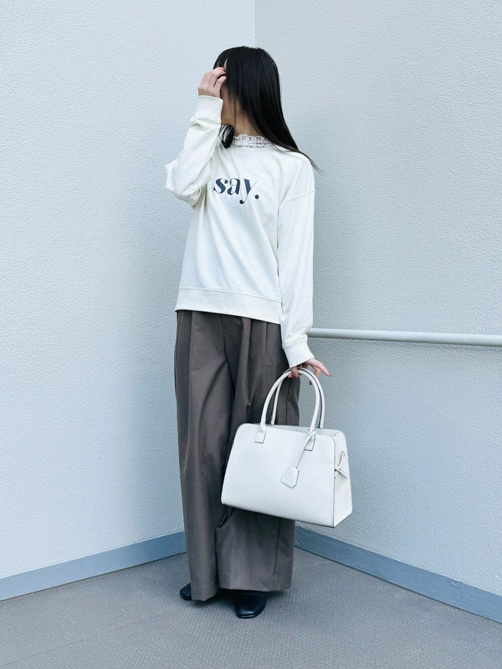 「春、パンツスタイル、Samansa Mos2 blue、quaranciel、大人カジュアル、ワイドパンツ、トートバッグ、ロゴスウェット、レース、clarks、レイヤード、骨格ウェーブ」｜「quarancielのquaranciel: A4 ステッチ トート（トートバッグ、ベージュ系）」を使った、syrupさん（レディース・162cm）の春コーディネートの3枚目の写真