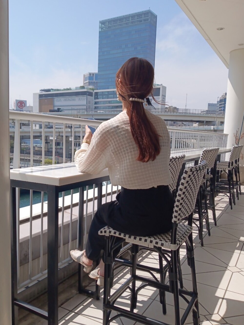 ブラック系のその他パンツ、ホワイト系のサンダル、ホワイト系のカーディガン/ボレロを着用したレディースの春コーディネートの3枚目の写真