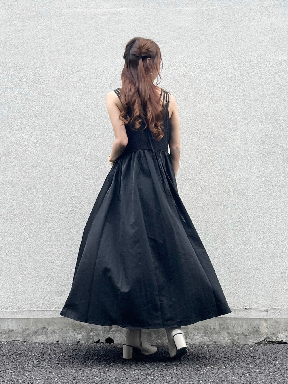 ブラック系のワンピース、ブラック系のバレエシューズ、ブルー系のカーディガン/ボレロを着用したレディースの秋コーディネートの2枚目の写真