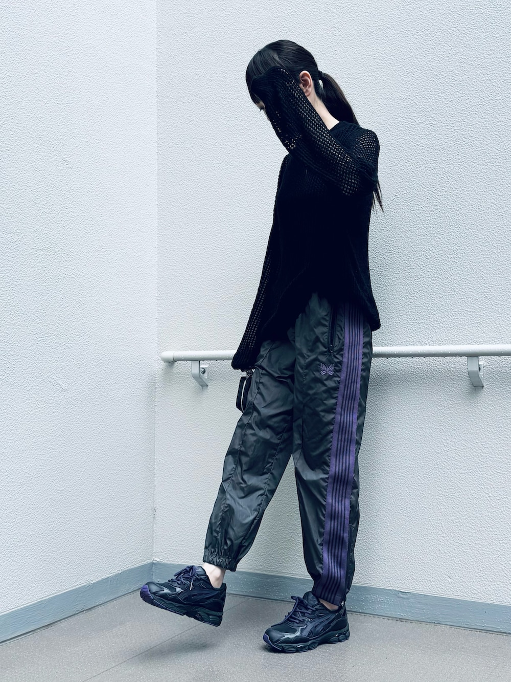 ブラック系のシューズ、ブラック系のパンツ、ブラック系のニット/セーターを着用したレディースの夏コーディネートの4枚目の写真