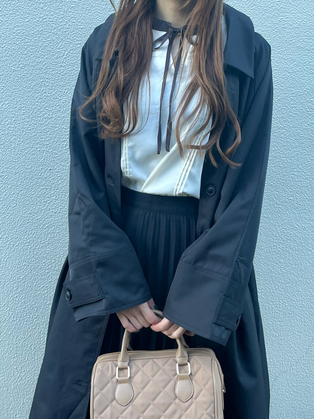 「ECRIRE、エクリール、コート、アウター、ロングスカート、ロングコート、お出かけコーデ、キレイめ、モノトーン、シンプルコーデ、オトナ女子、toccocloset、UNFIELD、ブラック、骨格ウェーブ」｜「ECRIREの【るうコラボ】ツイルステンカラーコート（ステンカラーコート、ブラック系）」を使った、syrupさん（レディース・162cm）の秋コーディネートの5枚目の写真