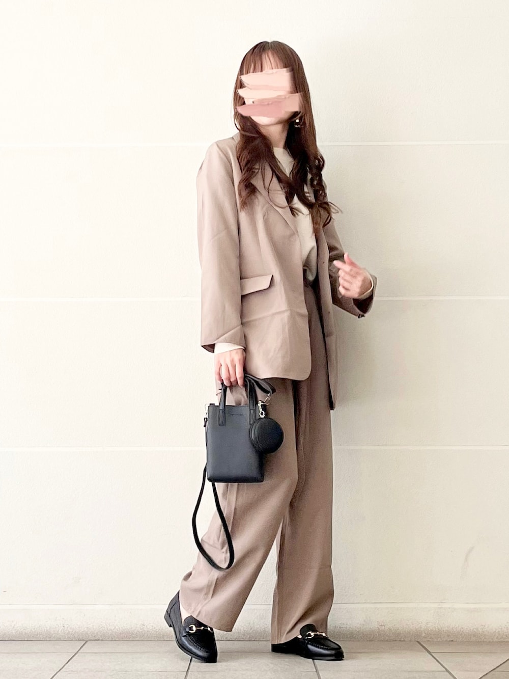 グレー系のテーラードジャケット、ブラック系のローファー、ホワイト系のニット/セーターを着用したレディースの春コーディネートの5枚目の写真