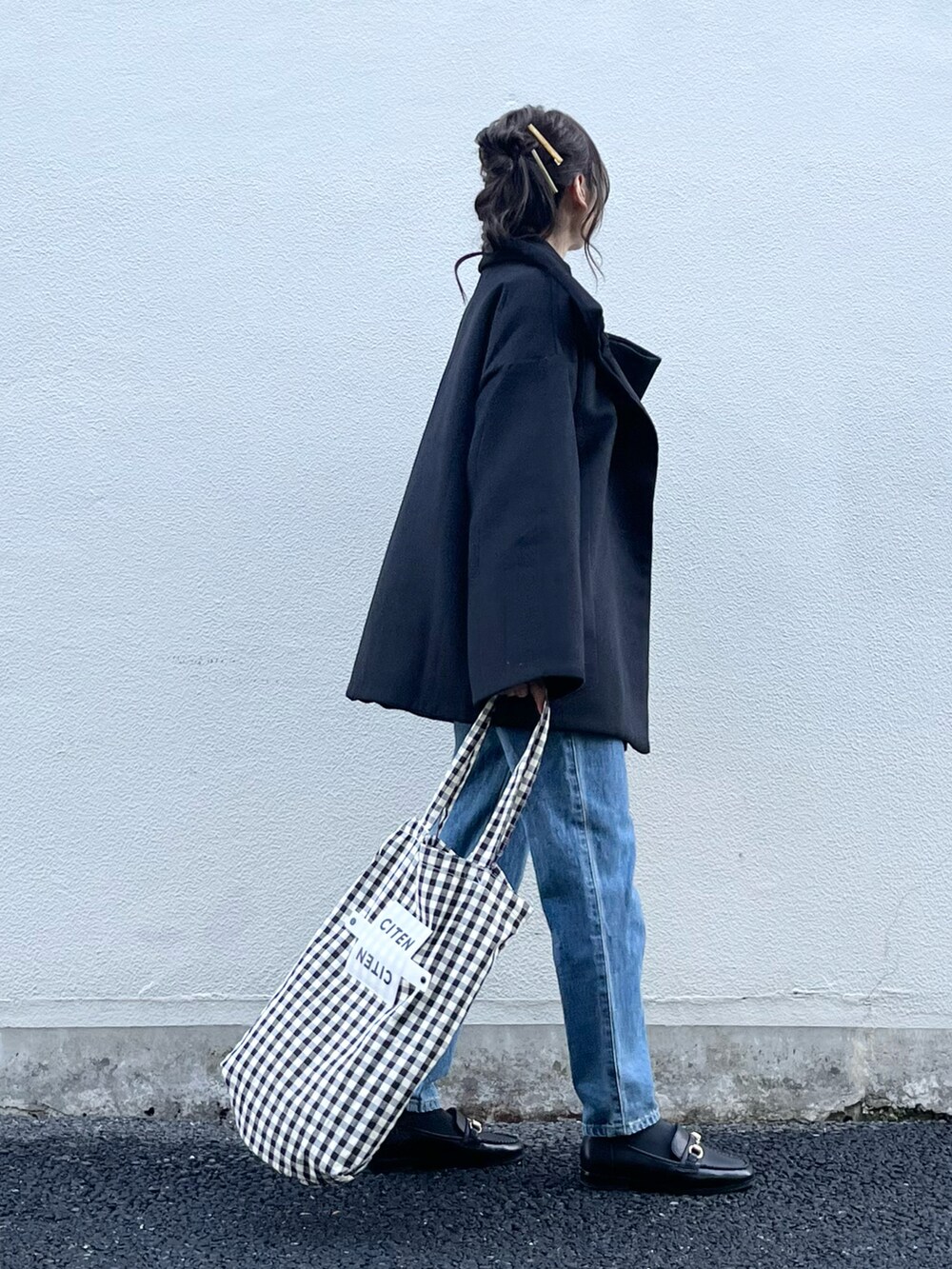 ホワイト系のTシャツ/カットソー、ブラック系のトートバッグ、ブラック系のその他アウターを着用したレディースの冬コーディネートの4枚目の写真