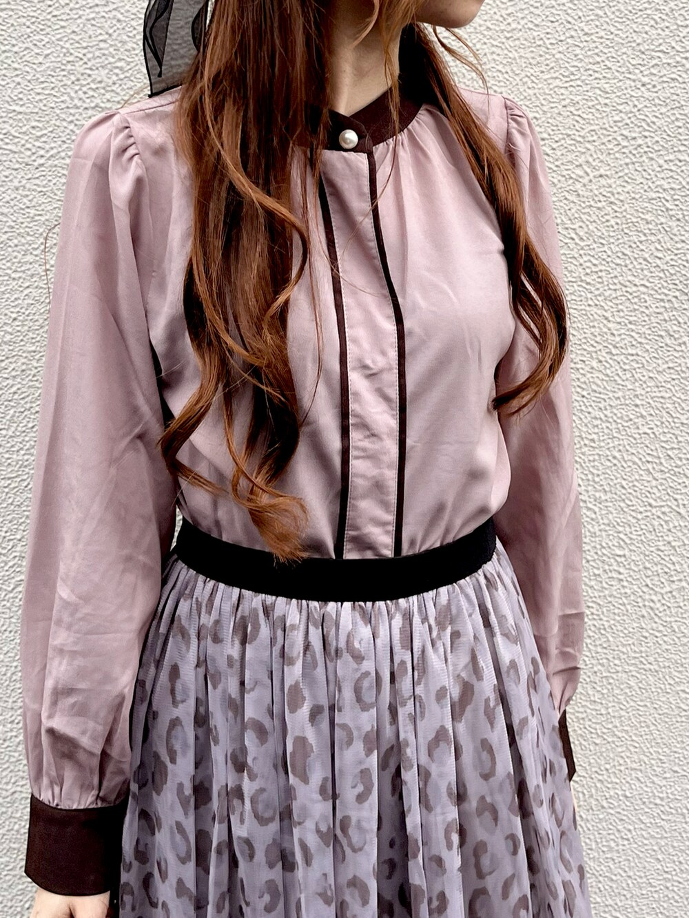 ブラウン系のシャツ/ブラウス、ブラウン系のスカート、グレー系のスマホグッズを着用したレディースの秋コーディネートの2枚目の写真