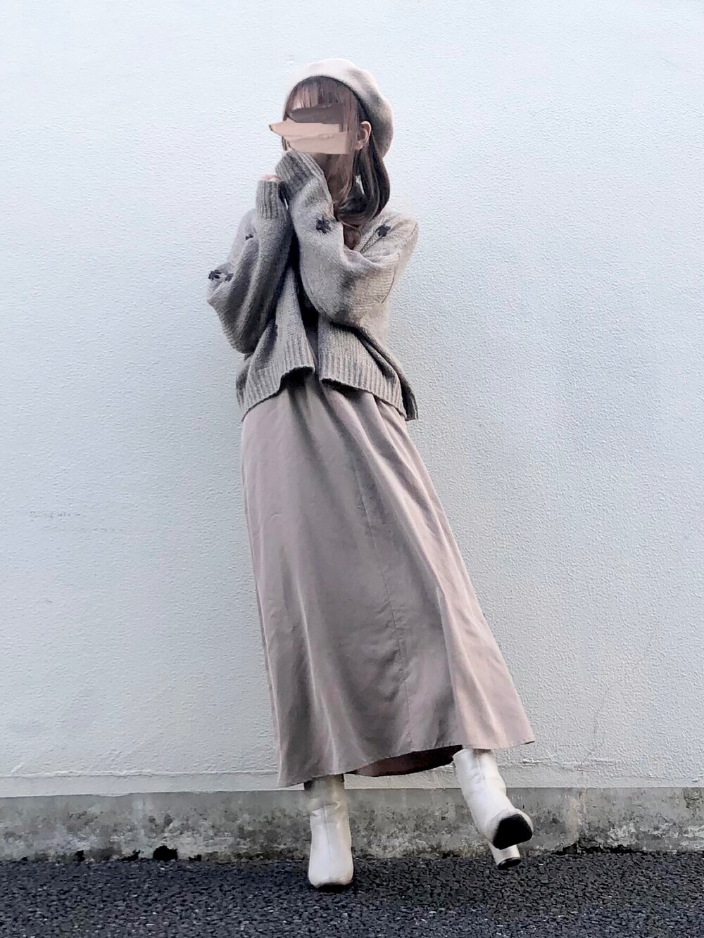 グレー系のカーディガン/ボレロ、ブラウン系のワンピース、ベージュ系のTシャツ/カットソーを着用したレディースの冬コーディネートの2枚目の写真