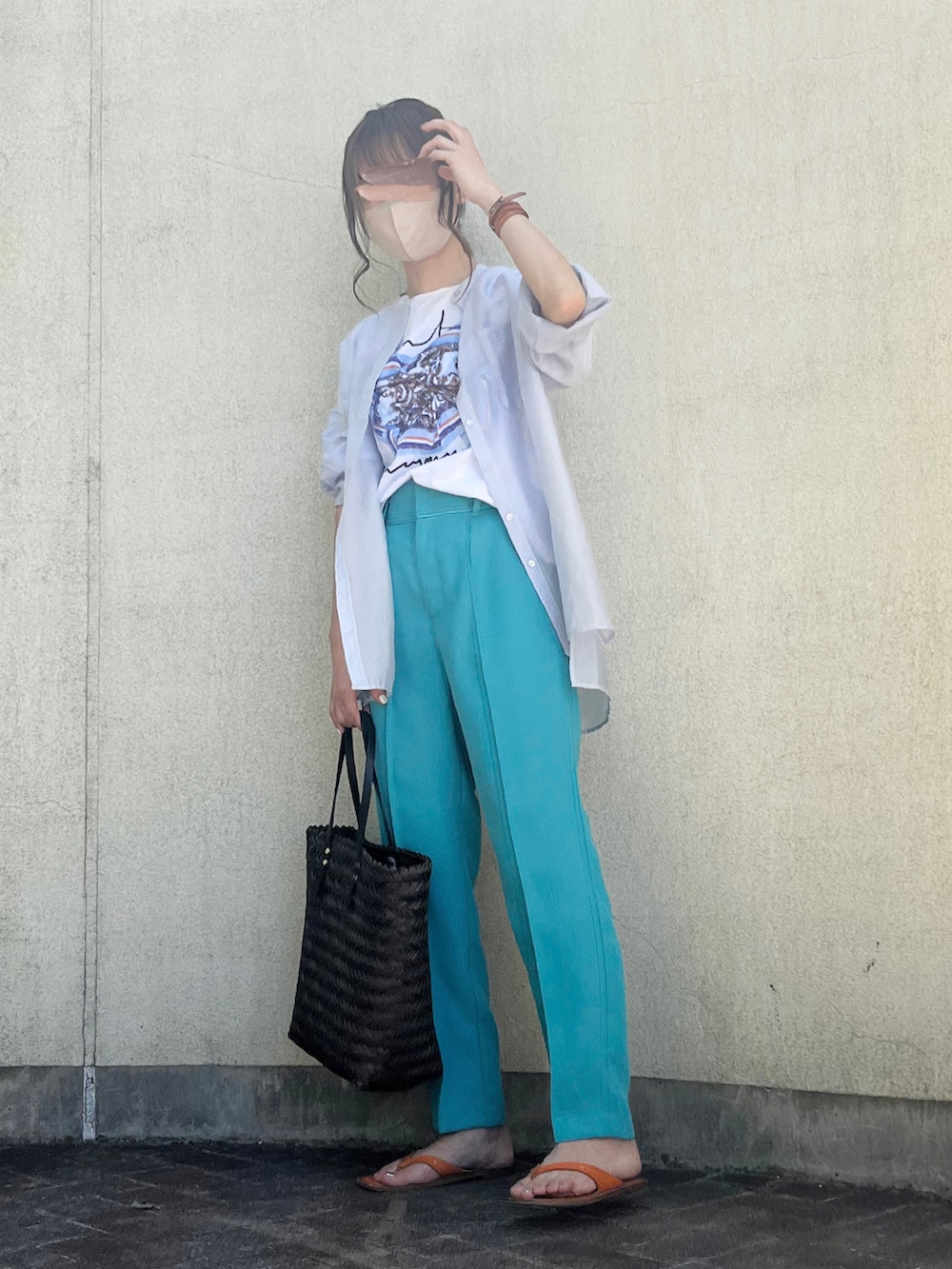 オレンジ系のサンダル、ブルー系のTシャツ/カットソー、ブルー系のその他パンツを着用したレディースの夏コーディネートの4枚目の写真