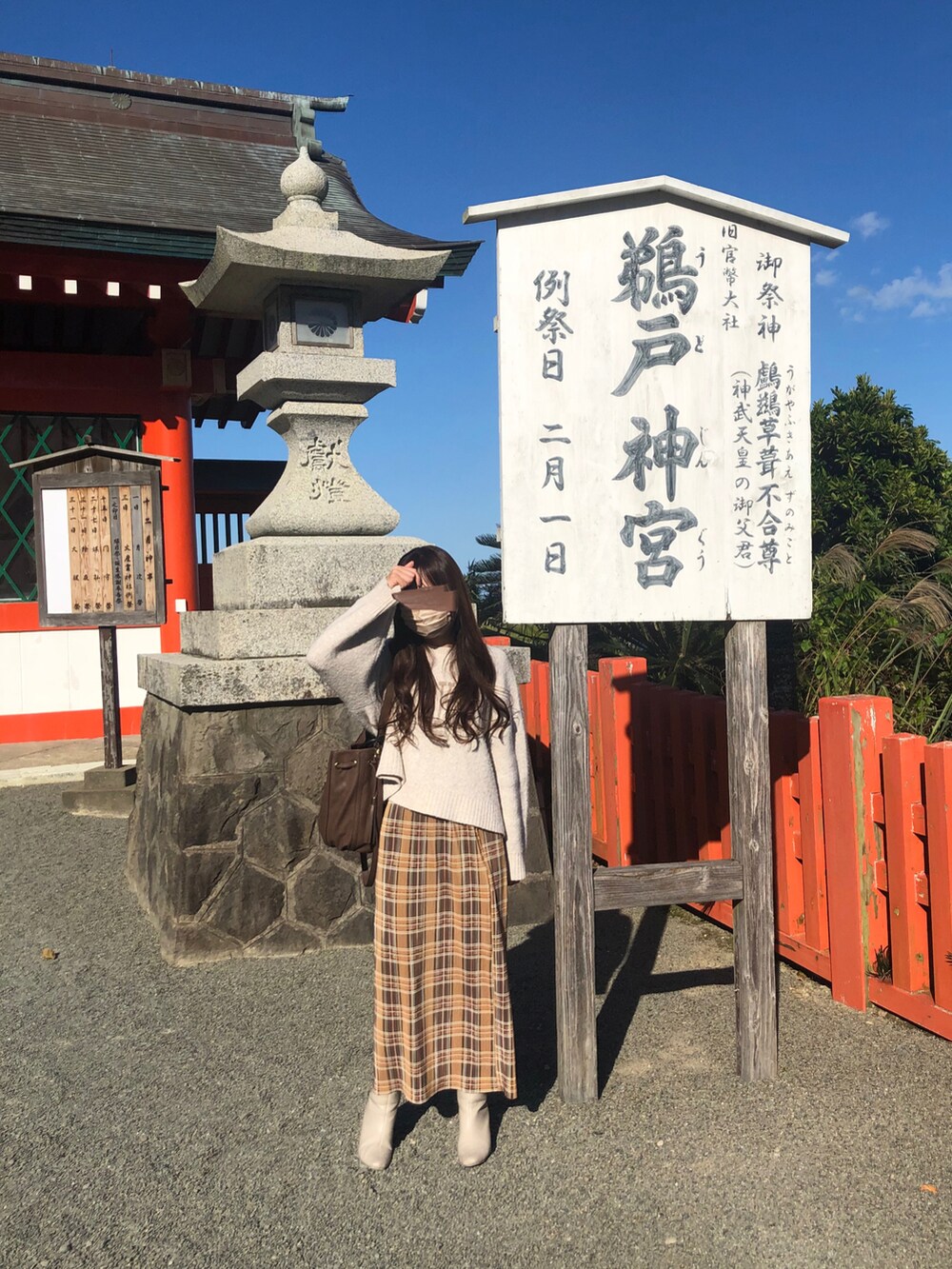 ホワイト系のニット/セーター、イエロー系のスカート、ホワイト系のブーツを着用したレディースの冬コーディネートの3枚目の写真