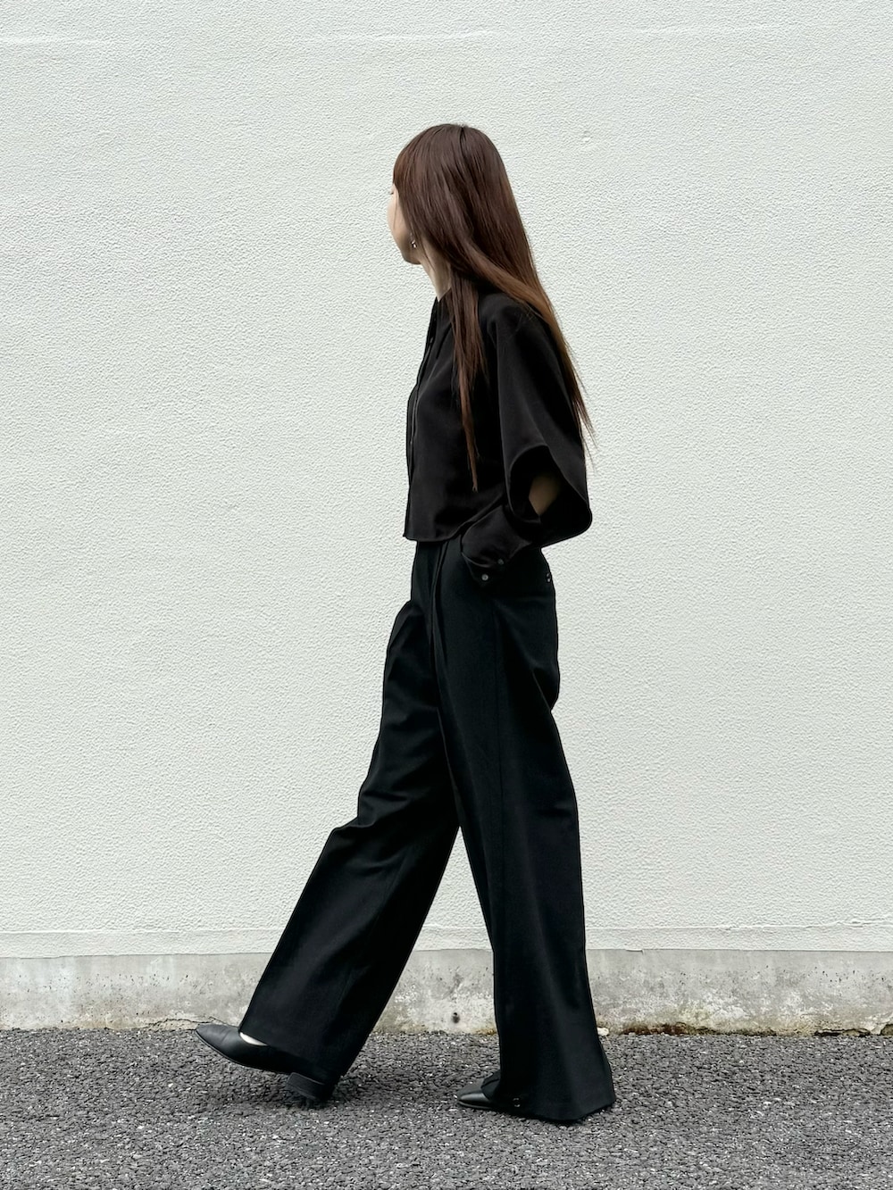 ブラック系のシャツ/ブラウス、ブラック系のパンツ、ブラック系のパンプスを着用したレディースの秋コーディネートの2枚目の写真