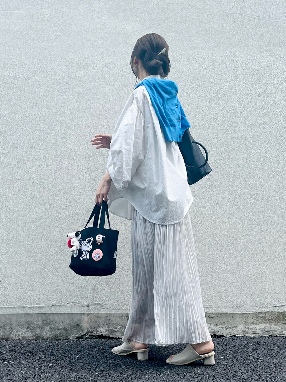 ホワイト系のシャツ/ブラウス、ブルー系のカーディガン/ボレロ、ブラック系のトートバッグを着用したレディースの春コーディネートの3枚目の写真