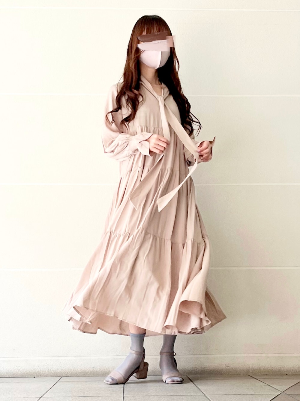 ベージュ系のワンピース、グレー系のサンダル、ブルー系のソックス/靴下を着用したレディースの冬コーディネートの3枚目の写真