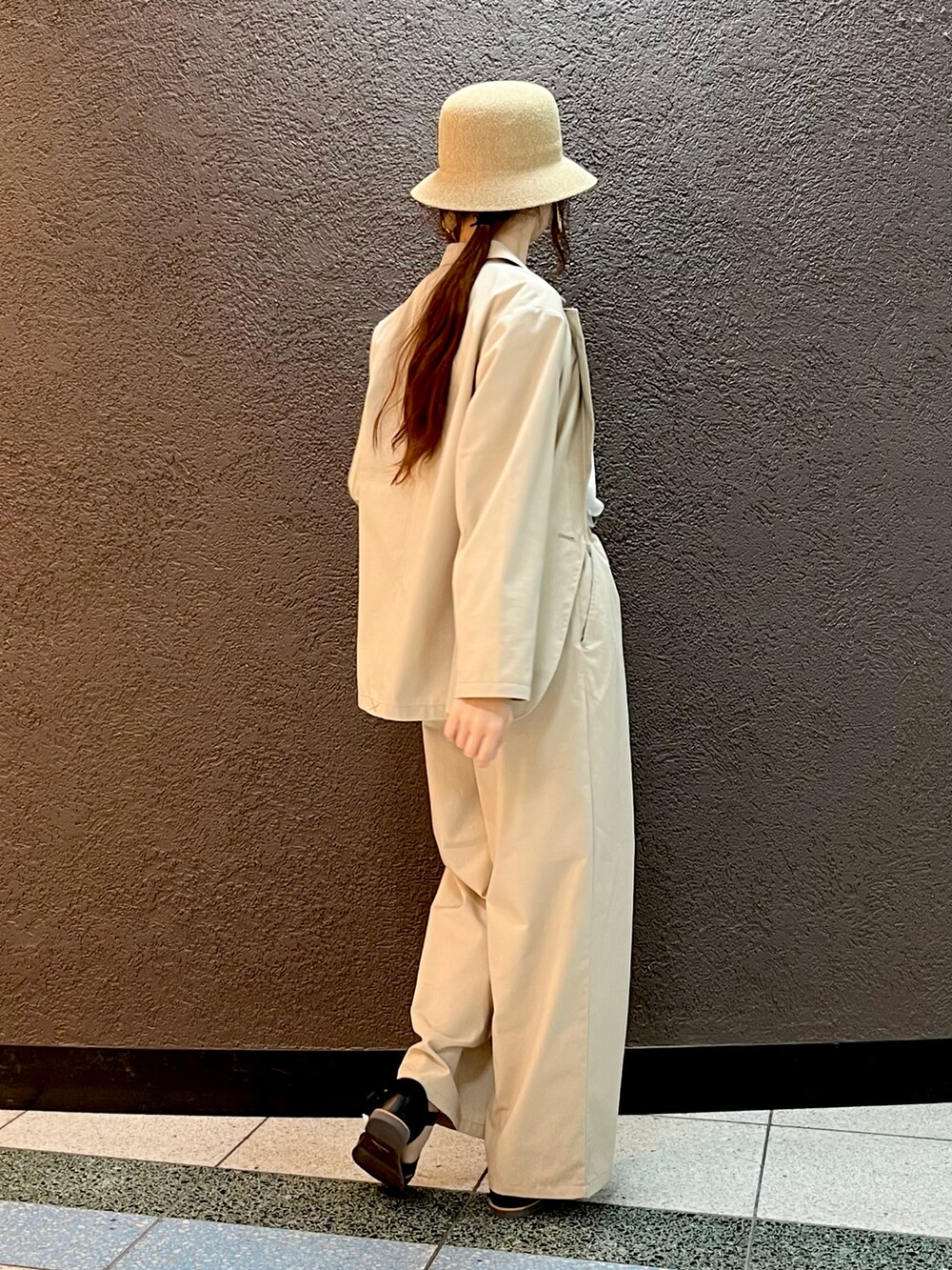 ベージュ系のテーラードジャケット、ブラック系のサンダル、ホワイト系のTシャツ/カットソーを着用したレディースの春コーディネートの4枚目の写真