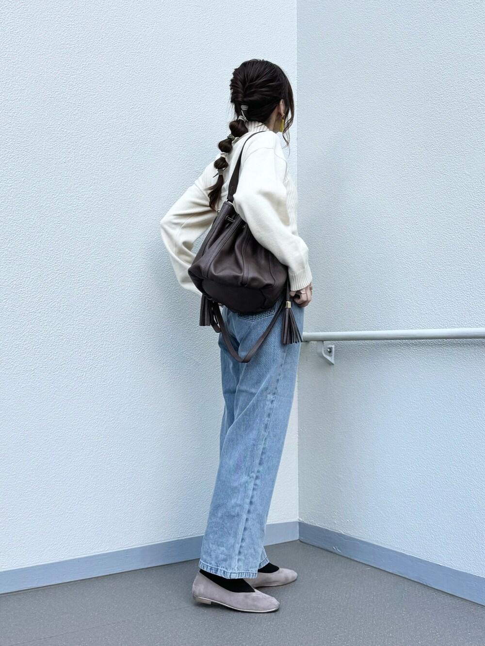 ホワイト系のニット/セーター、ホワイト系のニット/セーター、ベージュ系のパンプスを着用したレディースの冬コーディネートの3枚目の写真