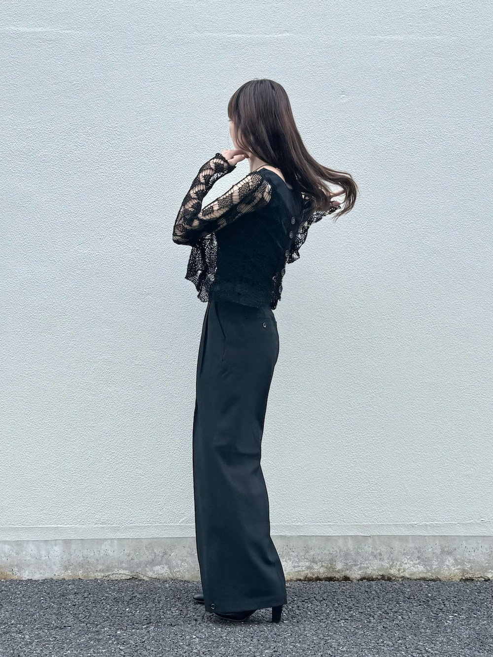 ブラック系のニット/セーター、ブラック系のパンツ、ブラック系のタンクトップを着用したレディースの秋コーディネートの2枚目の写真