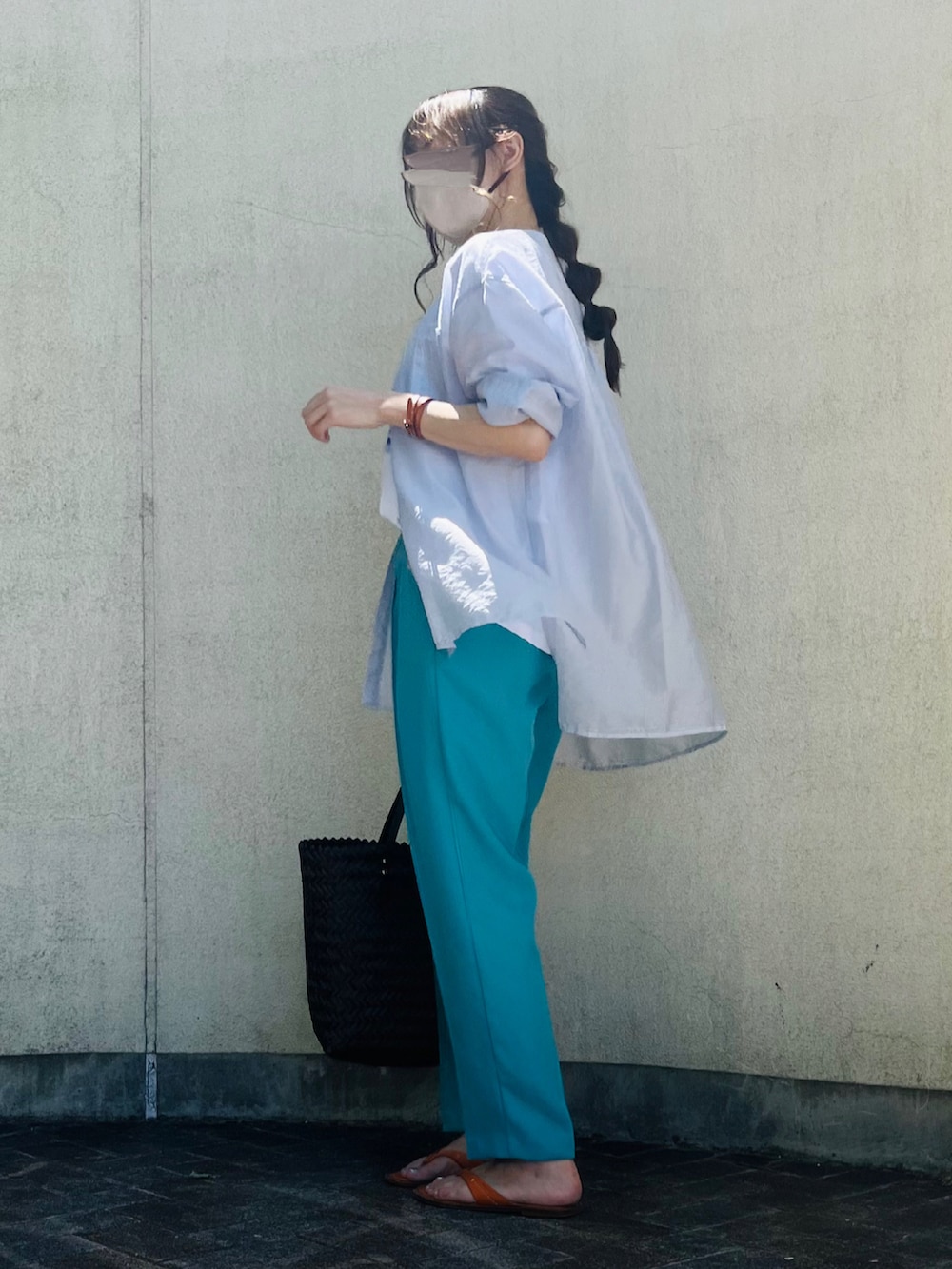 オレンジ系のサンダル、ブルー系のTシャツ/カットソー、ブルー系のその他パンツを着用したレディースの夏コーディネートの2枚目の写真