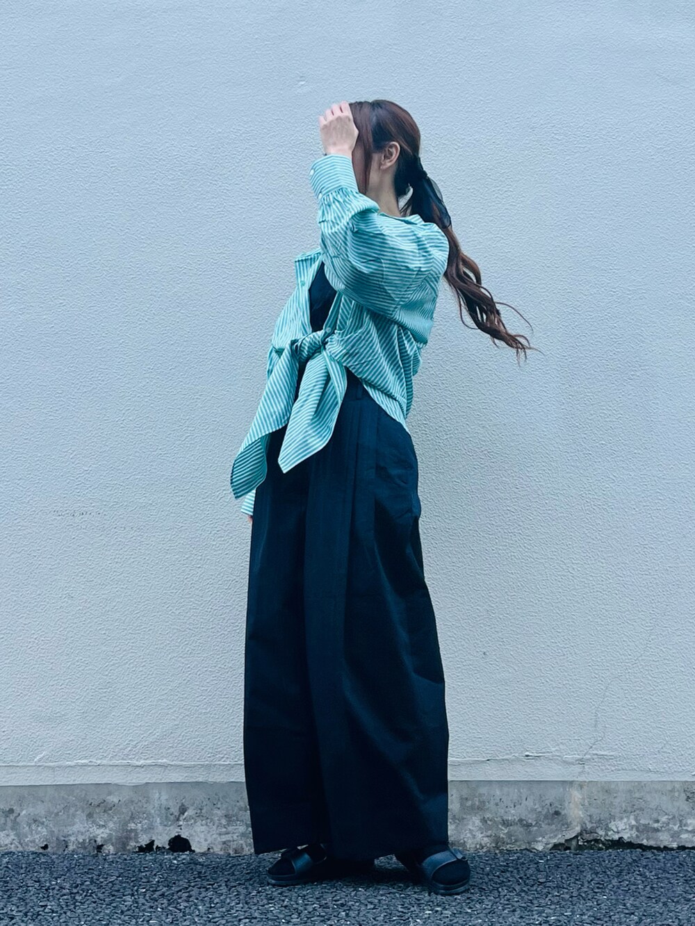「GU×beautiful people、chacocloset、グリーン、ワイドパンツ、パンツスタイル、オーバーサイズ、春服デビュー宣言、春カラー、メンズライク、ゆるコーデ、大人カジュアル、ラクチンコーデ、骨格ウェーブ、プチプラ」｜「Chaco closetのボリュームスリーブオーバーサイズレギュラーカラーシャツ/ストライプシャツ（シャツ/ブラウス、グリーン系）」を使った、syrupさん（レディース・162cm）の春コーディネートの3枚目の写真
