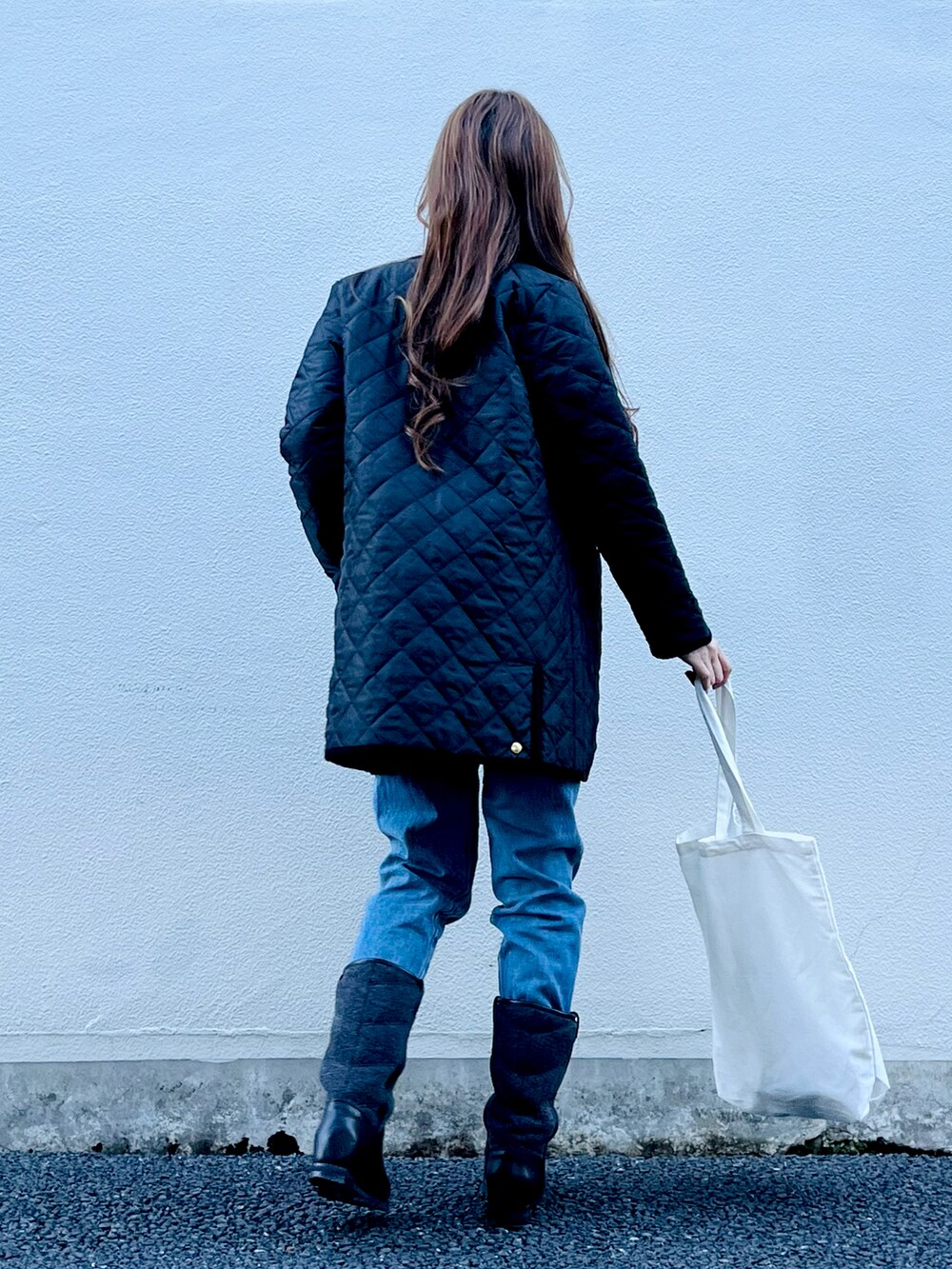 「Traditional Weatherwear、トラディショナルウェザーウエア、トートバッグ、シンプルコーデ、シンプル、大人カジュアル、オトナカジュアル、あったかコーデ、キルティング、キルティングジャケット、キルティングコート、楽チンコーデ」|「Traditional WeatherwearのARKLEY MIDDLE(その他アウター、ブラック系)」を使った、syrupさん(レディース・162cm)の冬コーディネートの2枚目の写真