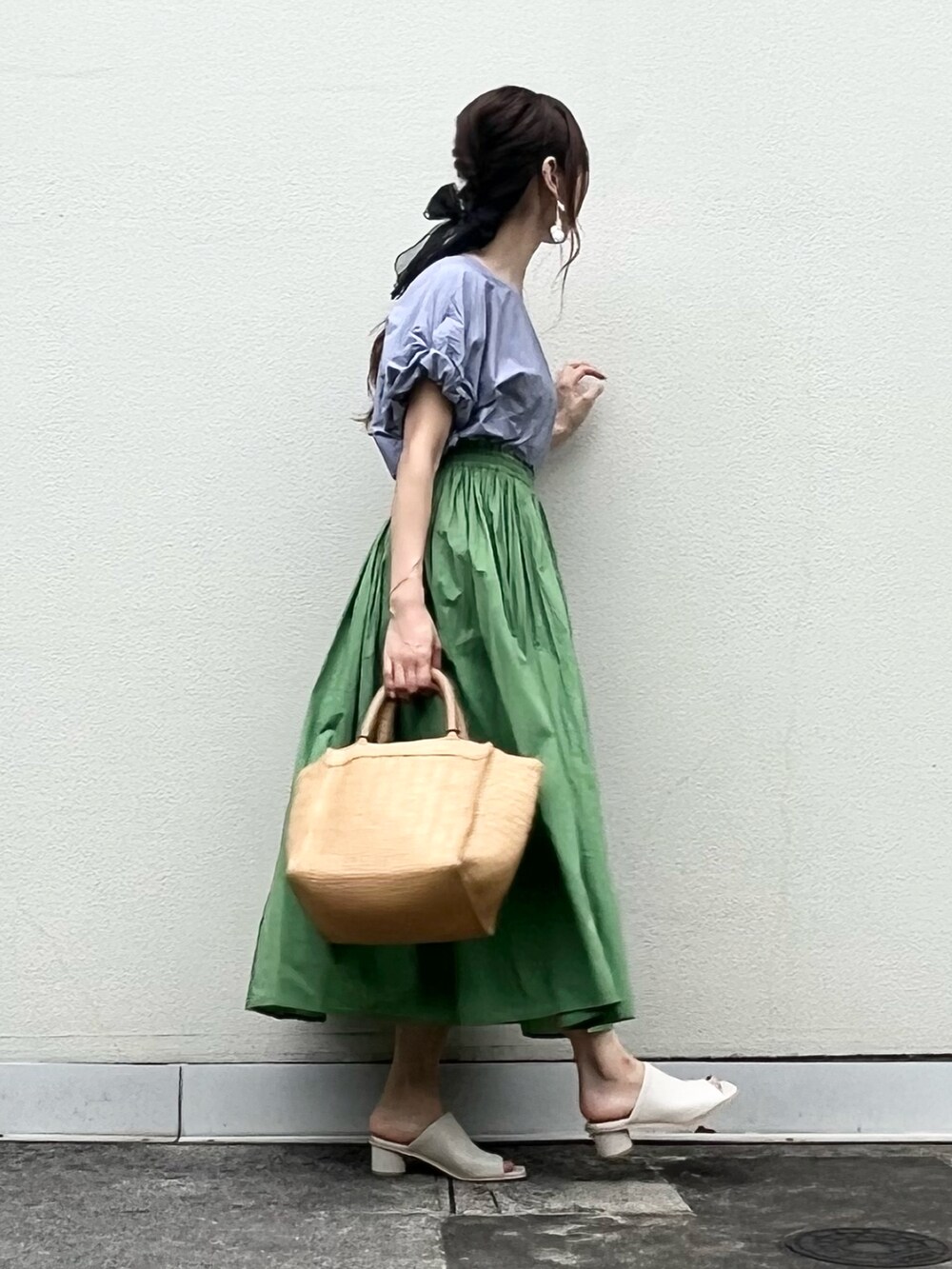 ブルー系のTシャツ/カットソー、ゴールド系のブレスレット、グレー系のスマホグッズを着用したレディースの夏コーディネートの4枚目の写真