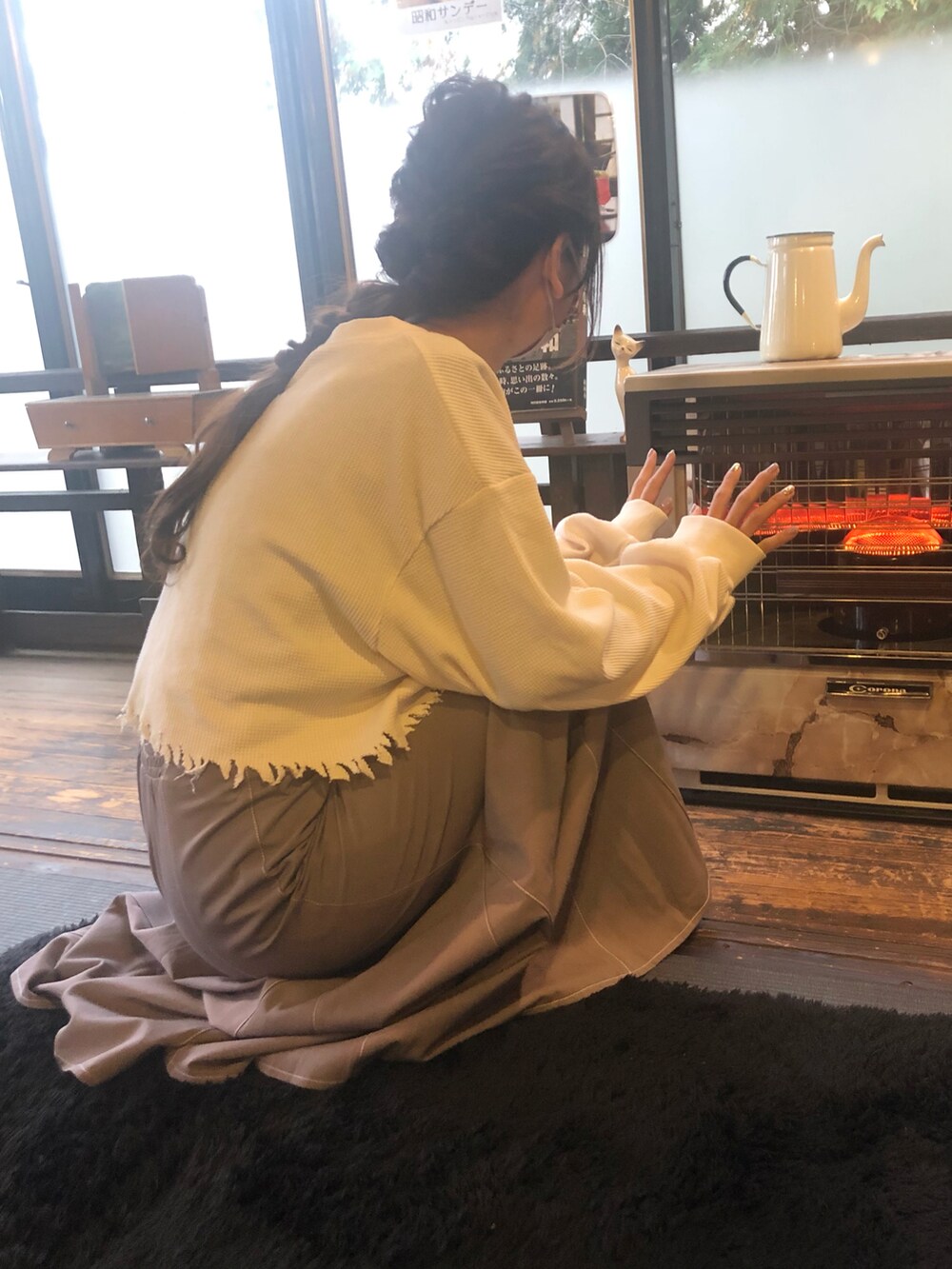 「クリスマスに着たい服、カーディガン、ショート丈トップス、マーメイドスカート、お出かけコーデ、休日スタイル、旅行、カフェ、スカート、スカートスタイル、きれいめカジュアル、キレイめ、オトナ女子、AmbreNeige、UNFIELD」｜「Ambre Neigeのダメージカーディガン／【WEB/EC限定商品】（カーディガン/ボレロ、ホワイト系）」を使った、syrupさん（レディース・162cm）の冬コーディネートの3枚目の写真