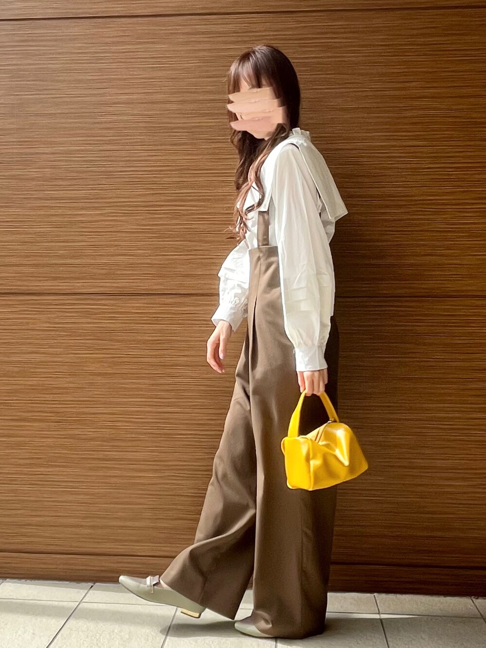 ホワイト系のシャツ/ブラウス、ブラウン系のサロペット/オーバーオール、イエロー系のハンドバッグを着用したレディースの春コーディネートの4枚目の写真