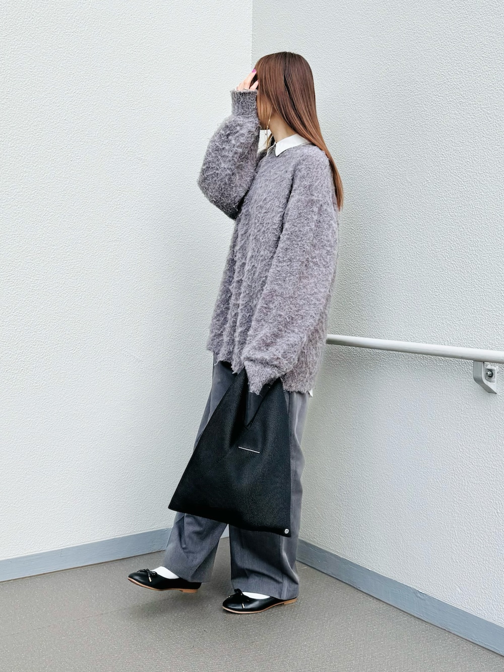 ブラック系のトートバッグ、ブラック系のバレエシューズ、グレー系のその他パンツを着用したレディースの冬コーディネートの4枚目の写真