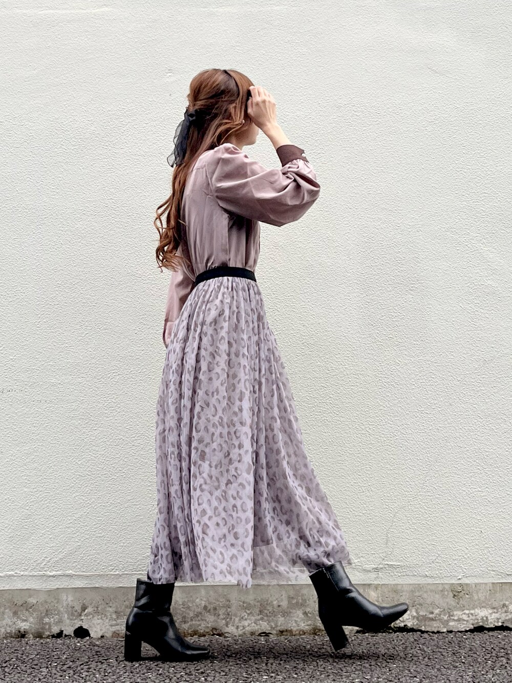 ブラウン系のシャツ/ブラウス、ブラウン系のスカート、グレー系のスマホグッズを着用したレディースの秋コーディネートの3枚目の写真